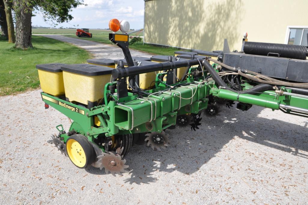 John Deere 7200 16 row 30" planter