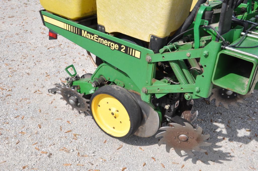 John Deere 7200 16 row 30" planter