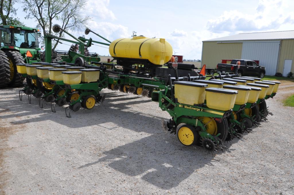 John Deere 7200 16 row 30" planter