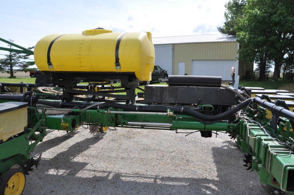 John Deere 7200 16 row 30" planter
