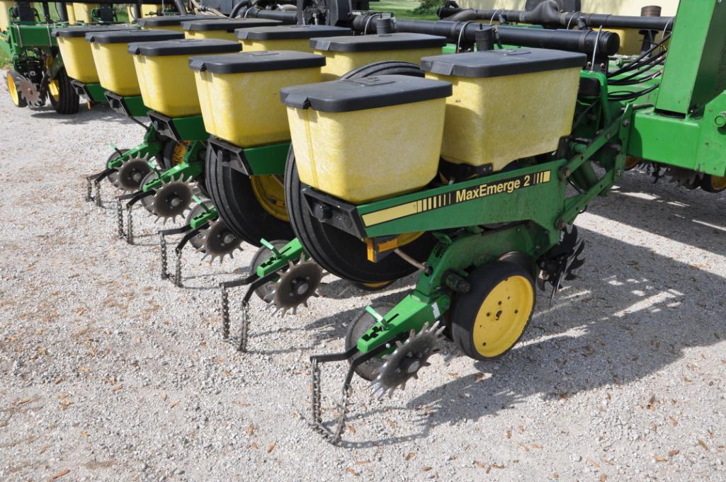 John Deere 7200 16 row 30" planter