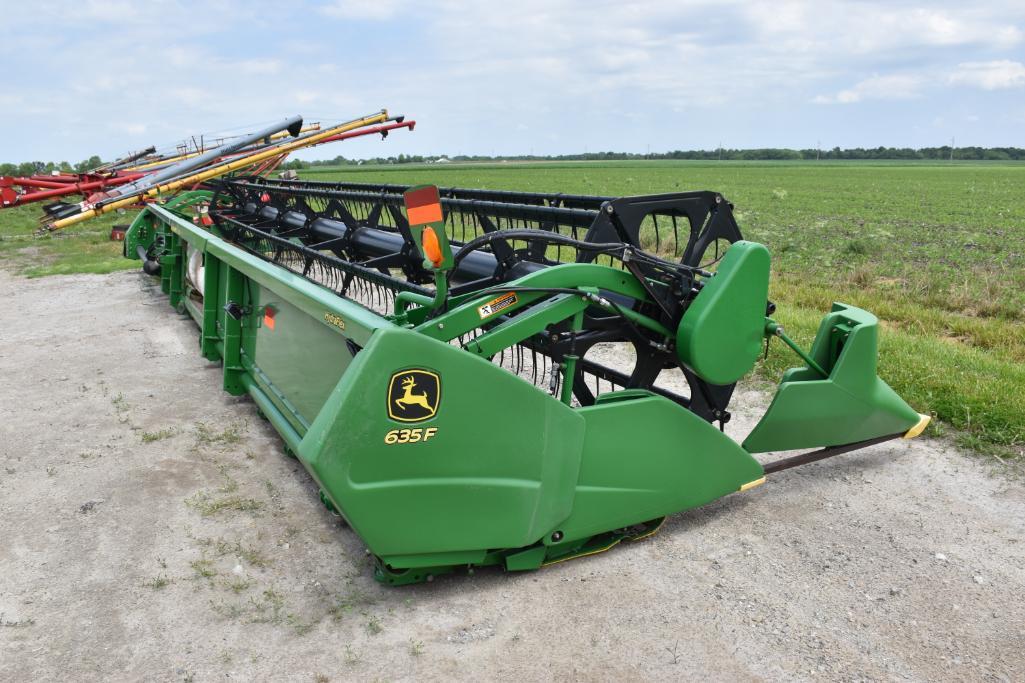 2010 John Deere 635F 35' grain platform