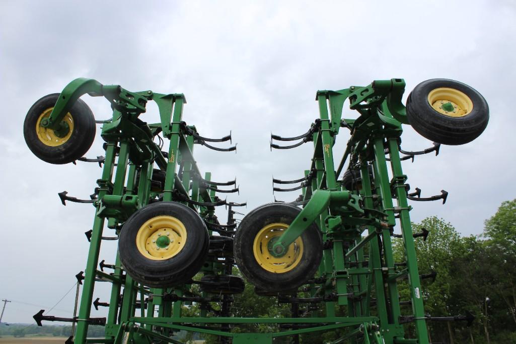 2014 John Deere 2210 56' field cultivator