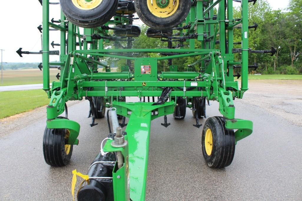 2014 John Deere 2210 56' field cultivator