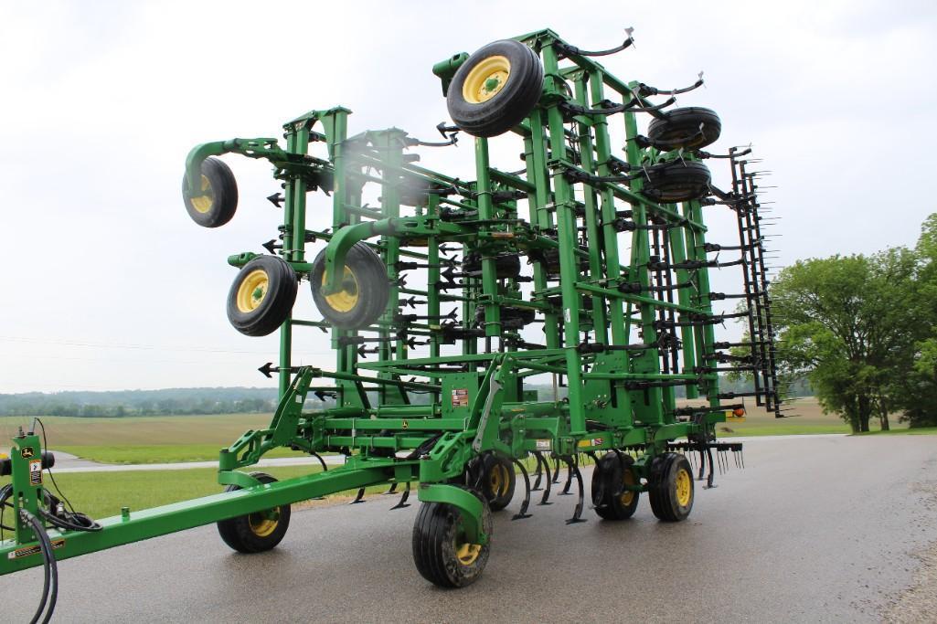 2014 John Deere 2210 56' field cultivator