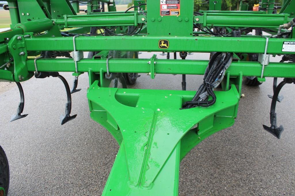 2014 John Deere 2210 56' field cultivator