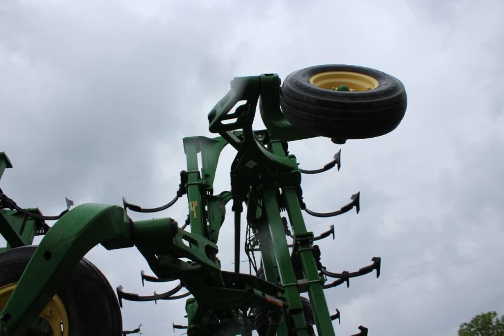2014 John Deere 2210 56' field cultivator