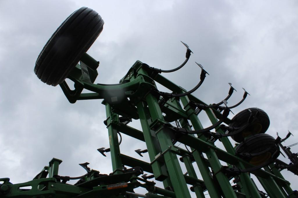 2014 John Deere 2210 56' field cultivator