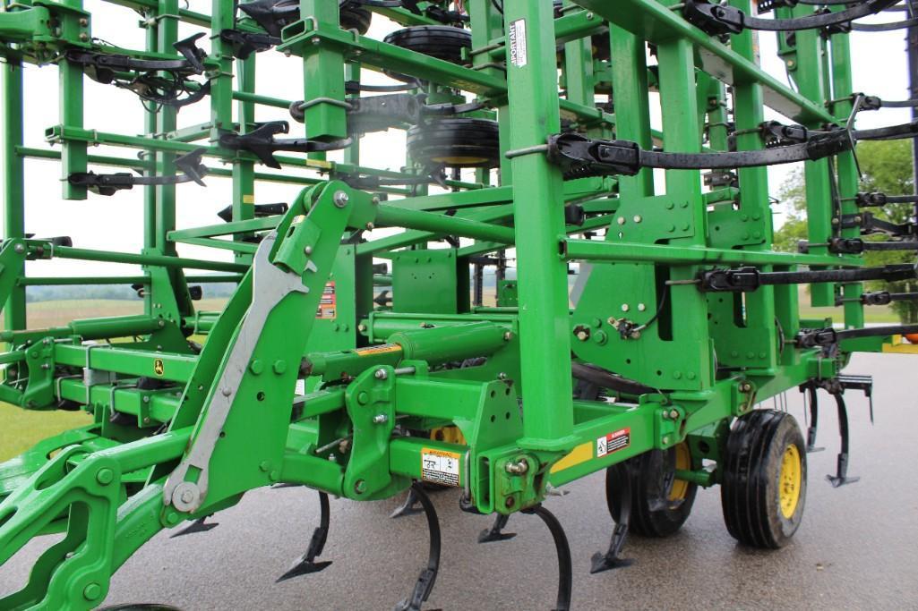2014 John Deere 2210 56' field cultivator