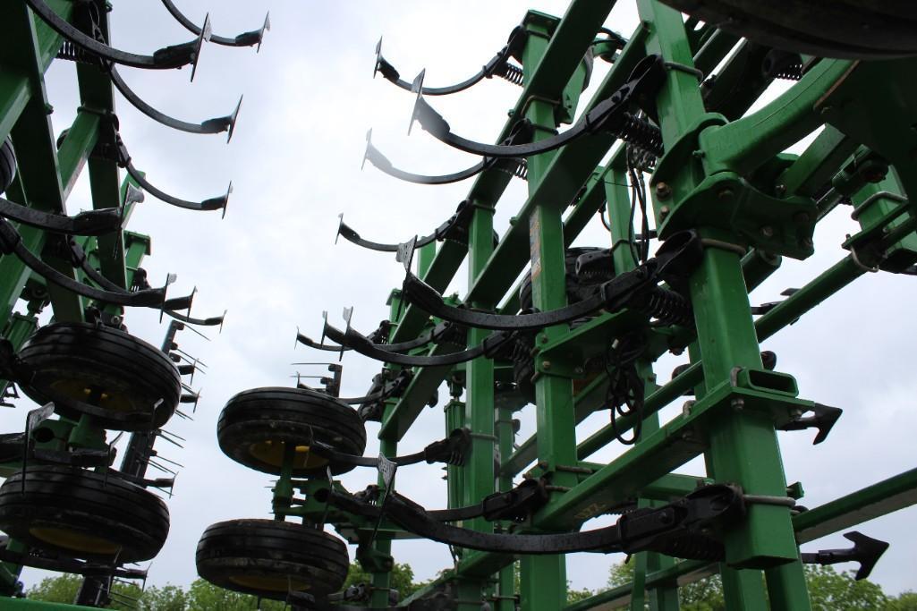 2014 John Deere 2210 56' field cultivator