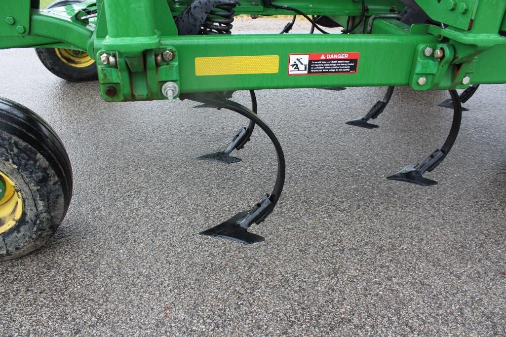 2014 John Deere 2210 56' field cultivator