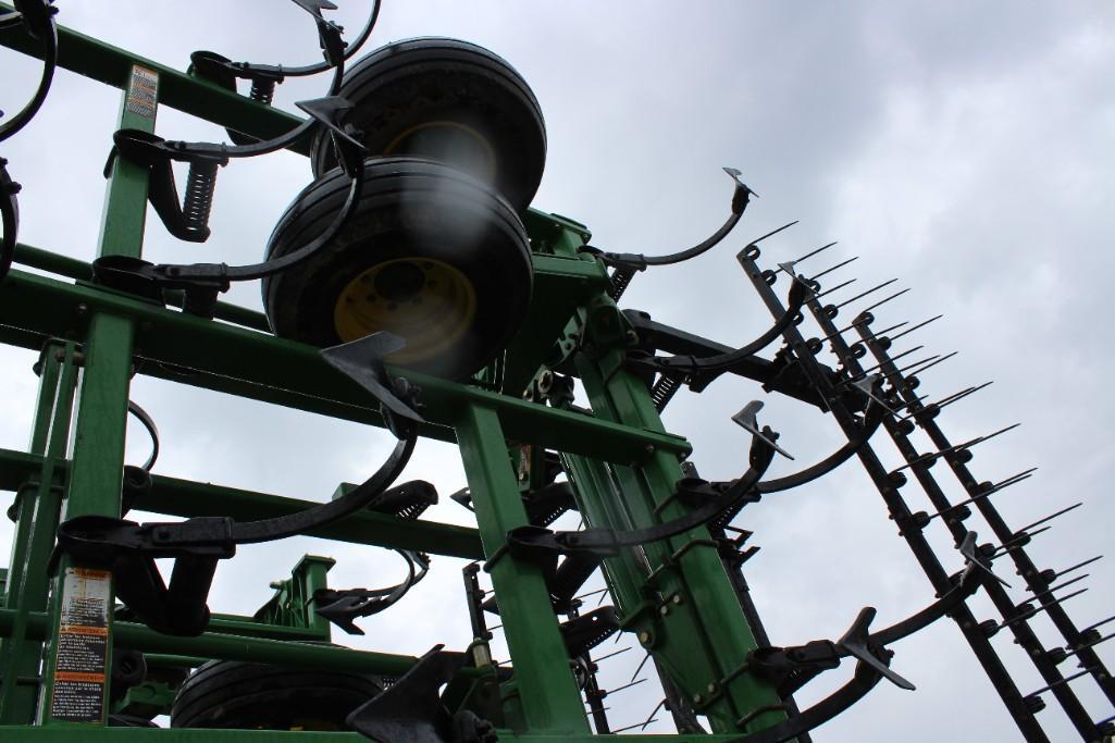 2014 John Deere 2210 56' field cultivator
