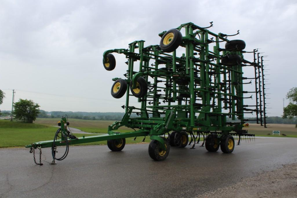 2014 John Deere 2210 56' field cultivator