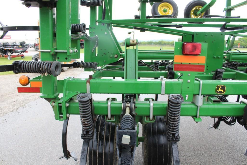 2014 John Deere 2210 56' field cultivator