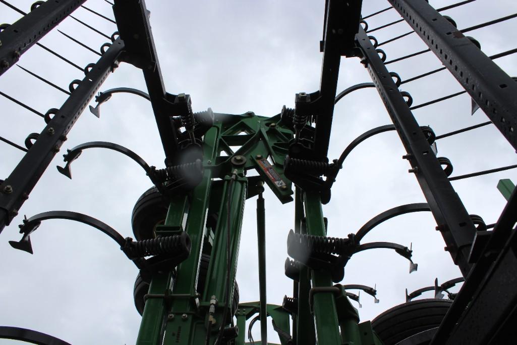 2014 John Deere 2210 56' field cultivator