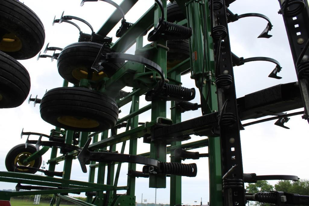 2014 John Deere 2210 56' field cultivator
