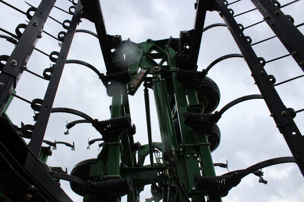 2014 John Deere 2210 56' field cultivator