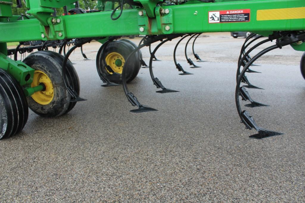 2014 John Deere 2210 56' field cultivator