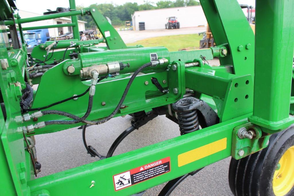 2014 John Deere 2210 56' field cultivator