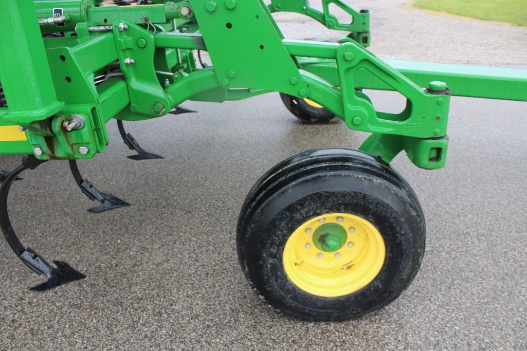 2014 John Deere 2210 56' field cultivator
