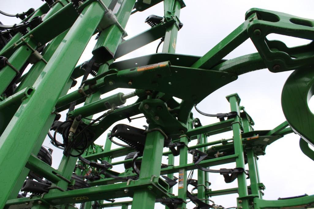 2014 John Deere 2210 56' field cultivator