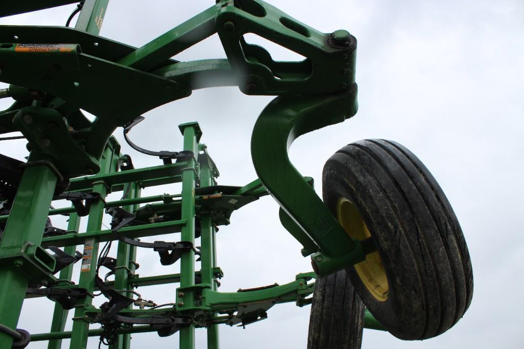 2014 John Deere 2210 56' field cultivator