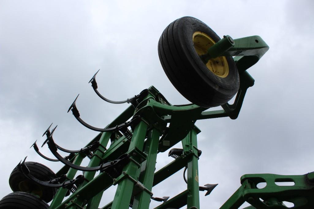 2014 John Deere 2210 56' field cultivator
