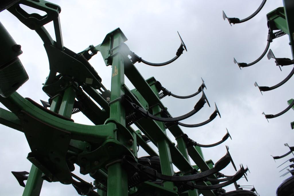 2014 John Deere 2210 56' field cultivator
