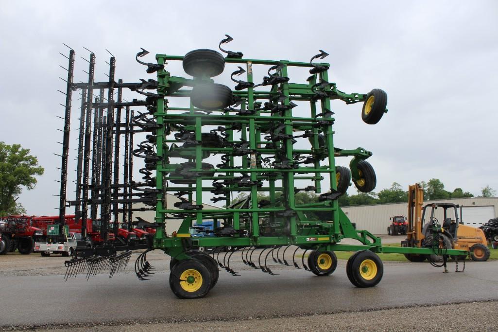 2014 John Deere 2210 56' field cultivator