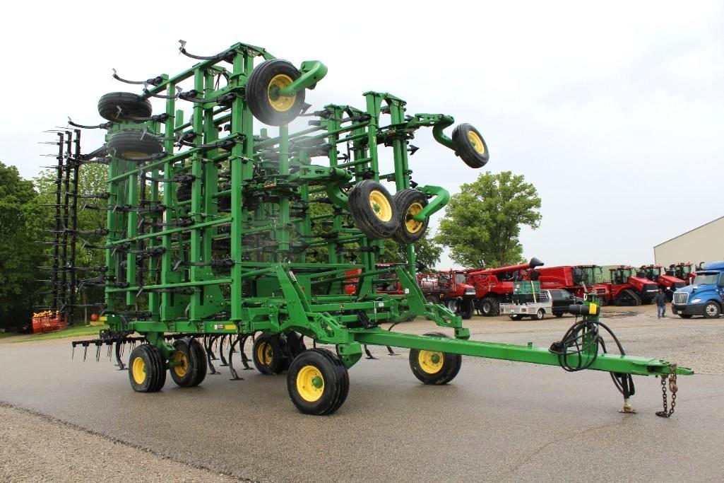 2014 John Deere 2210 56' field cultivator