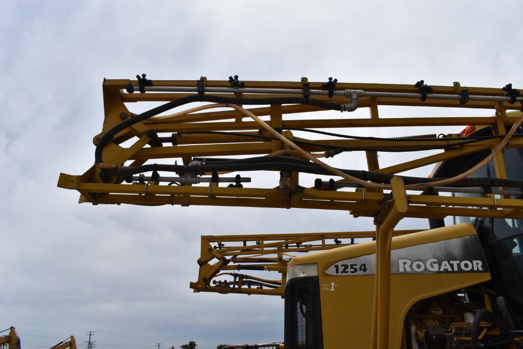2002 AgChem RoGator 1254 self-propelled sprayer