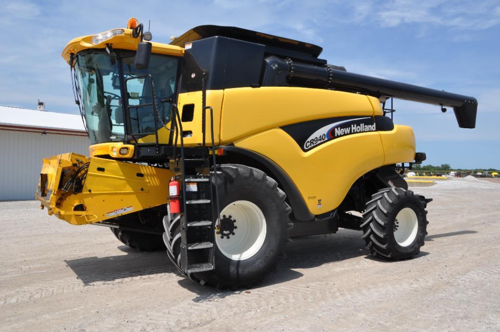 New Holland CR940 2wd combine
