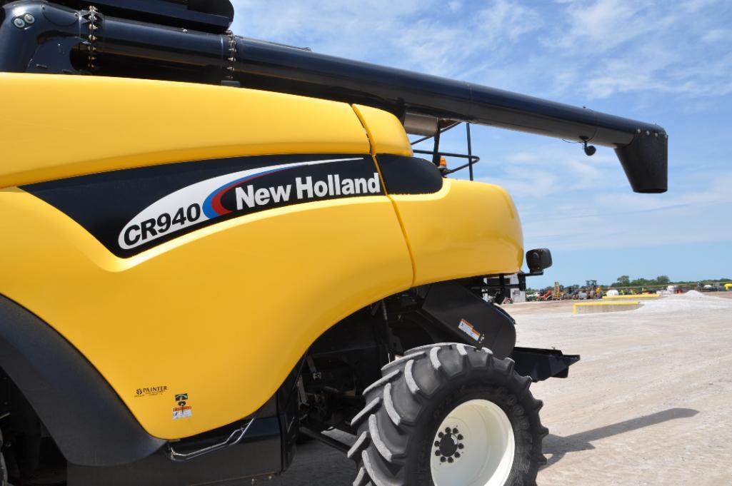 New Holland CR940 2wd combine