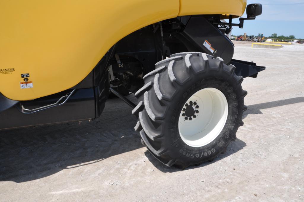 New Holland CR940 2wd combine