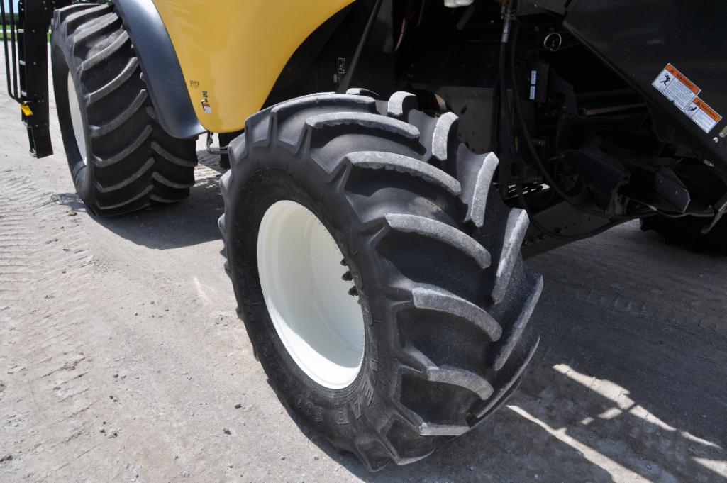 New Holland CR940 2wd combine