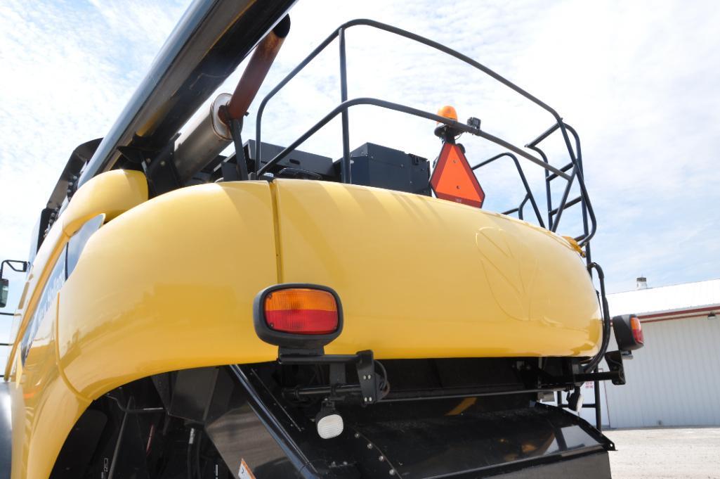 New Holland CR940 2wd combine