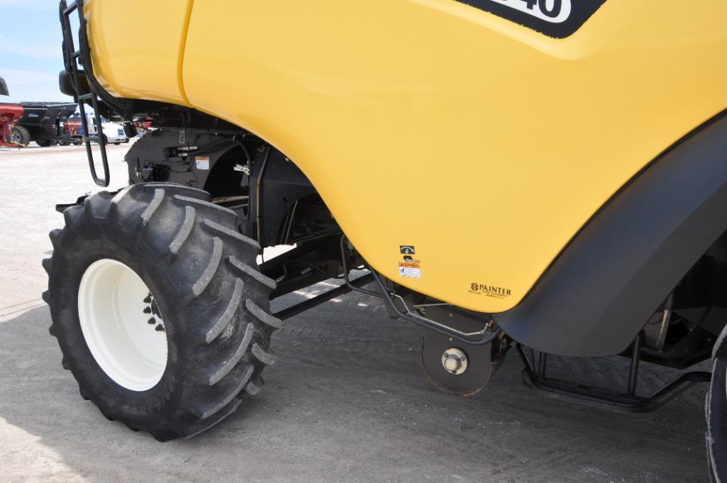 New Holland CR940 2wd combine