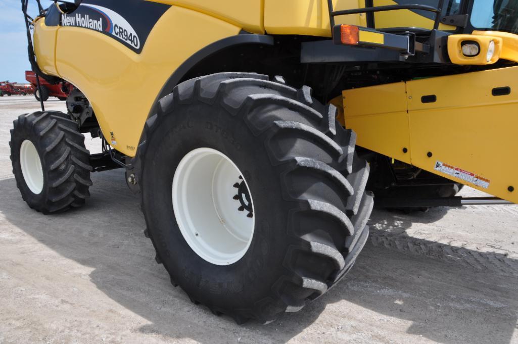 New Holland CR940 2wd combine