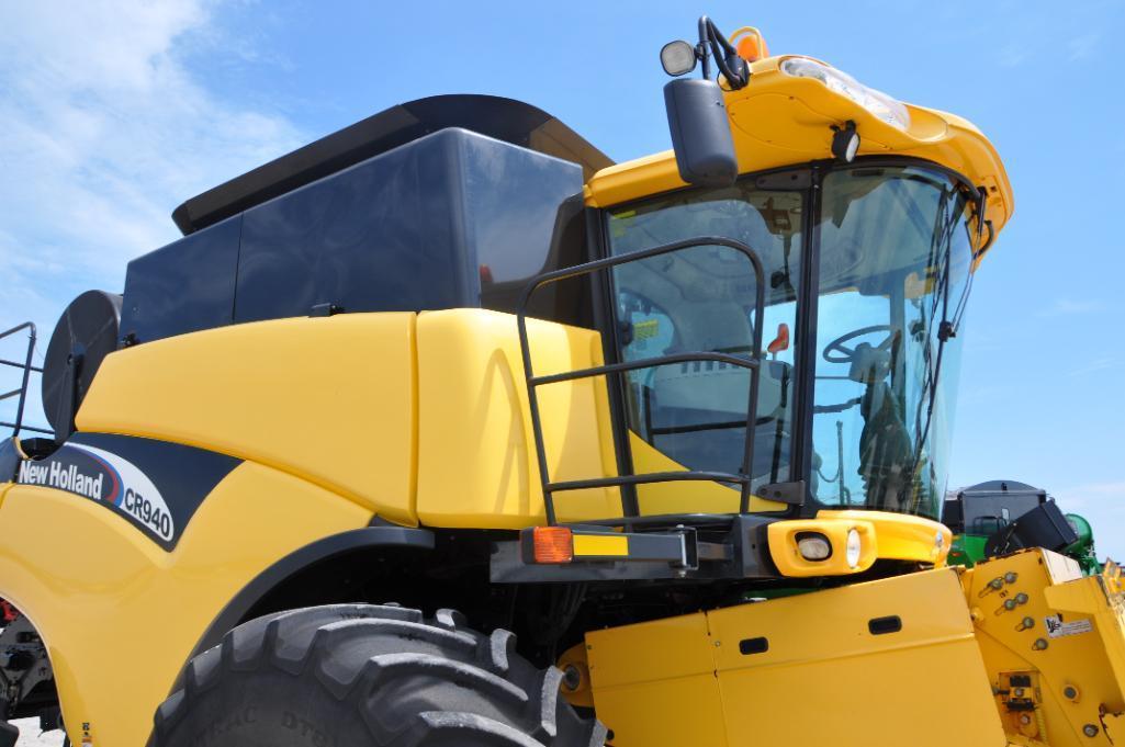New Holland CR940 2wd combine