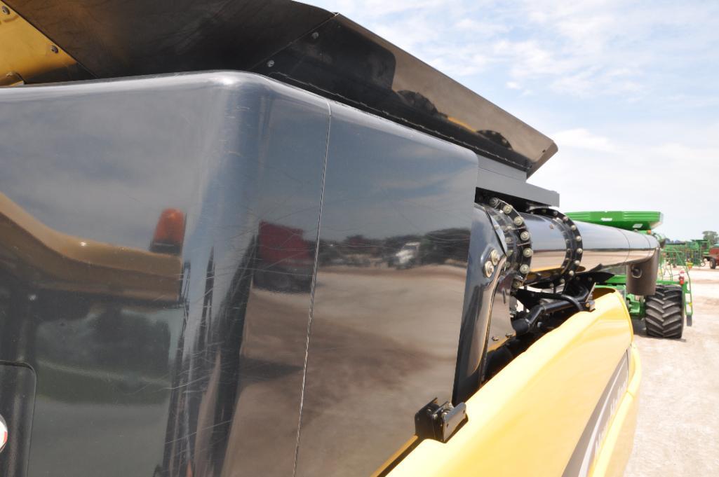 New Holland CR940 2wd combine