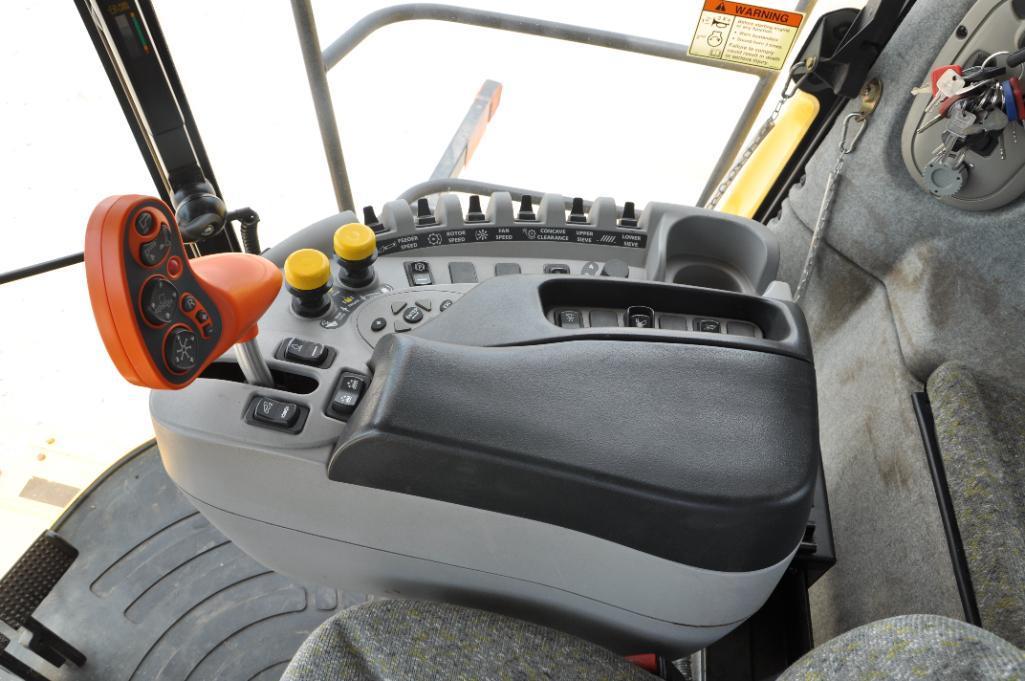 New Holland CR940 2wd combine