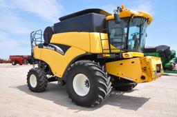 New Holland CR940 2wd combine