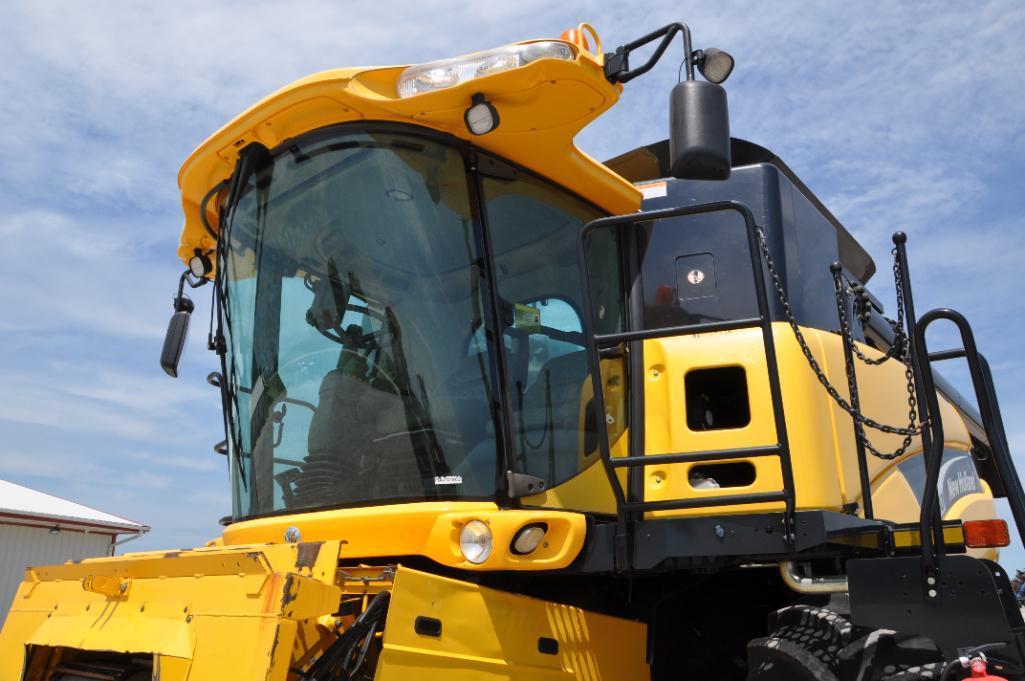 New Holland CR940 2wd combine