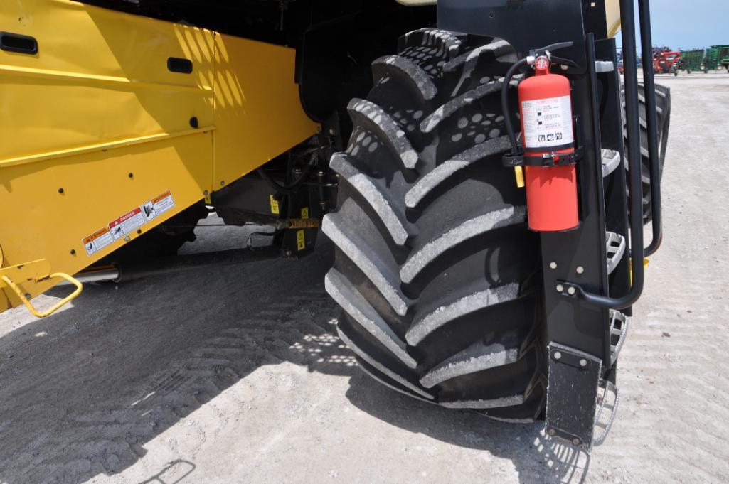 New Holland CR940 2wd combine