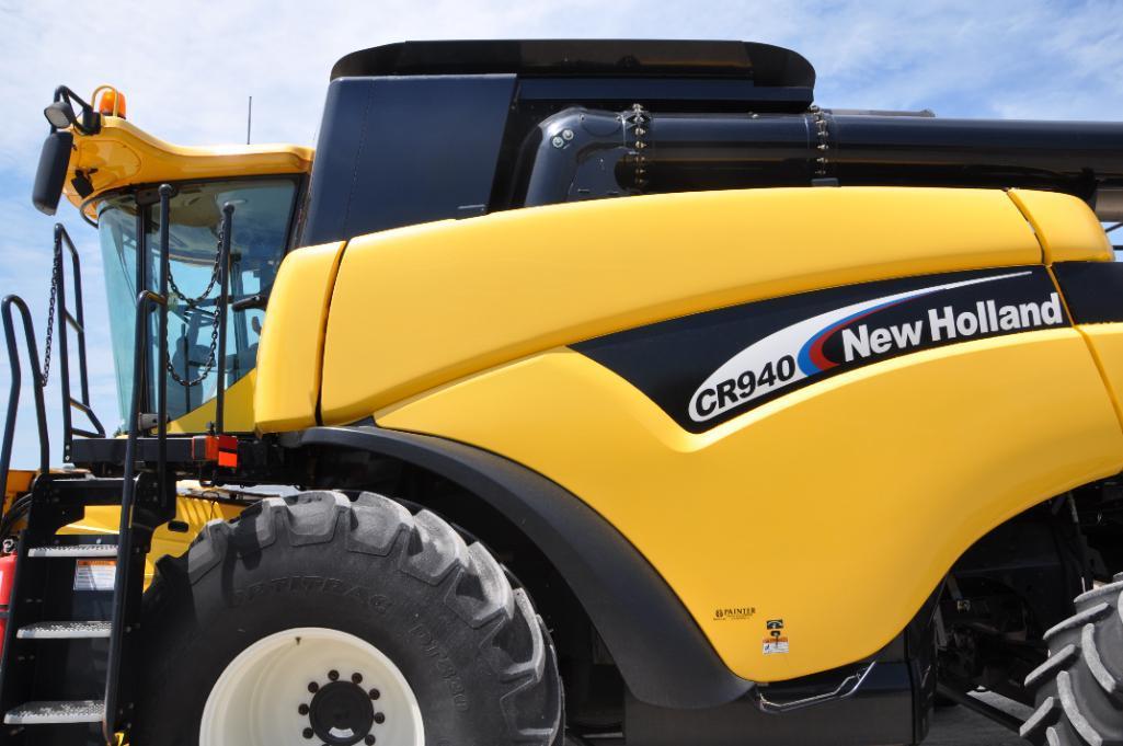 New Holland CR940 2wd combine