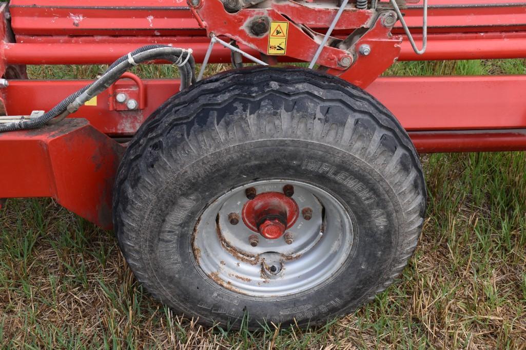 Kverneland Taarup 7664 bale wrapper