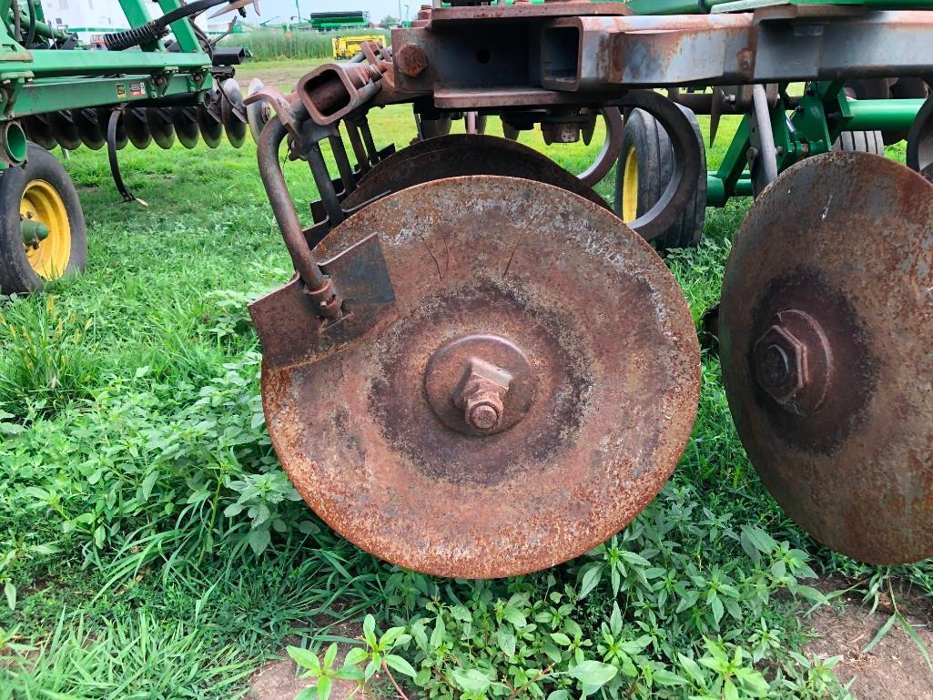 2006 John Deere 512 7-shank disk ripper