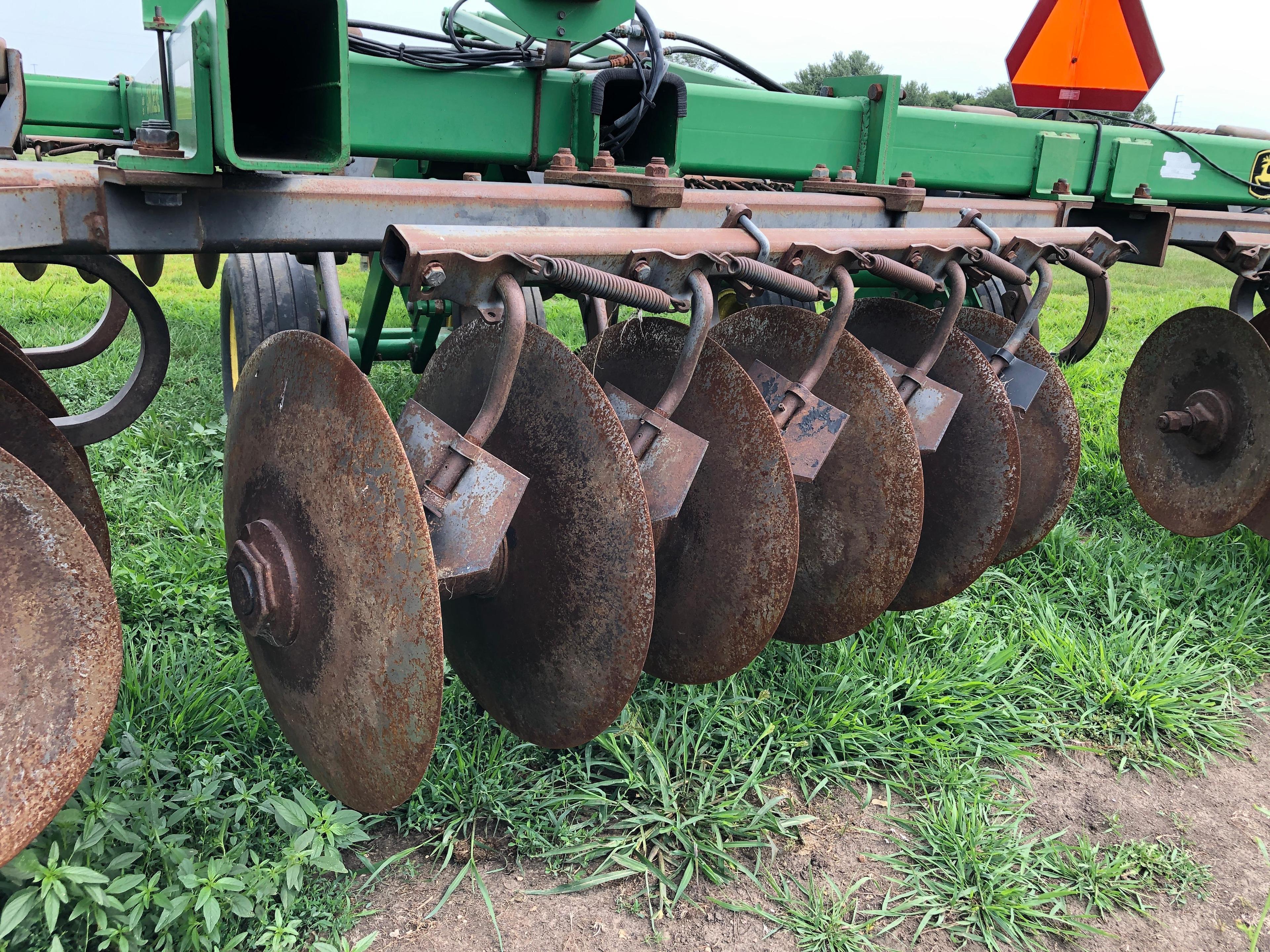 2006 John Deere 512 7-shank disk ripper