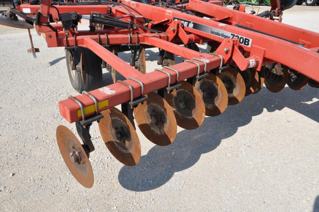 Case-IH 730B 7 shank disc ripper