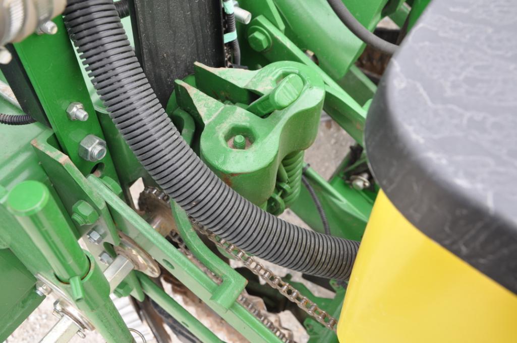 2013 John Deere 1760 12 row 30" planter